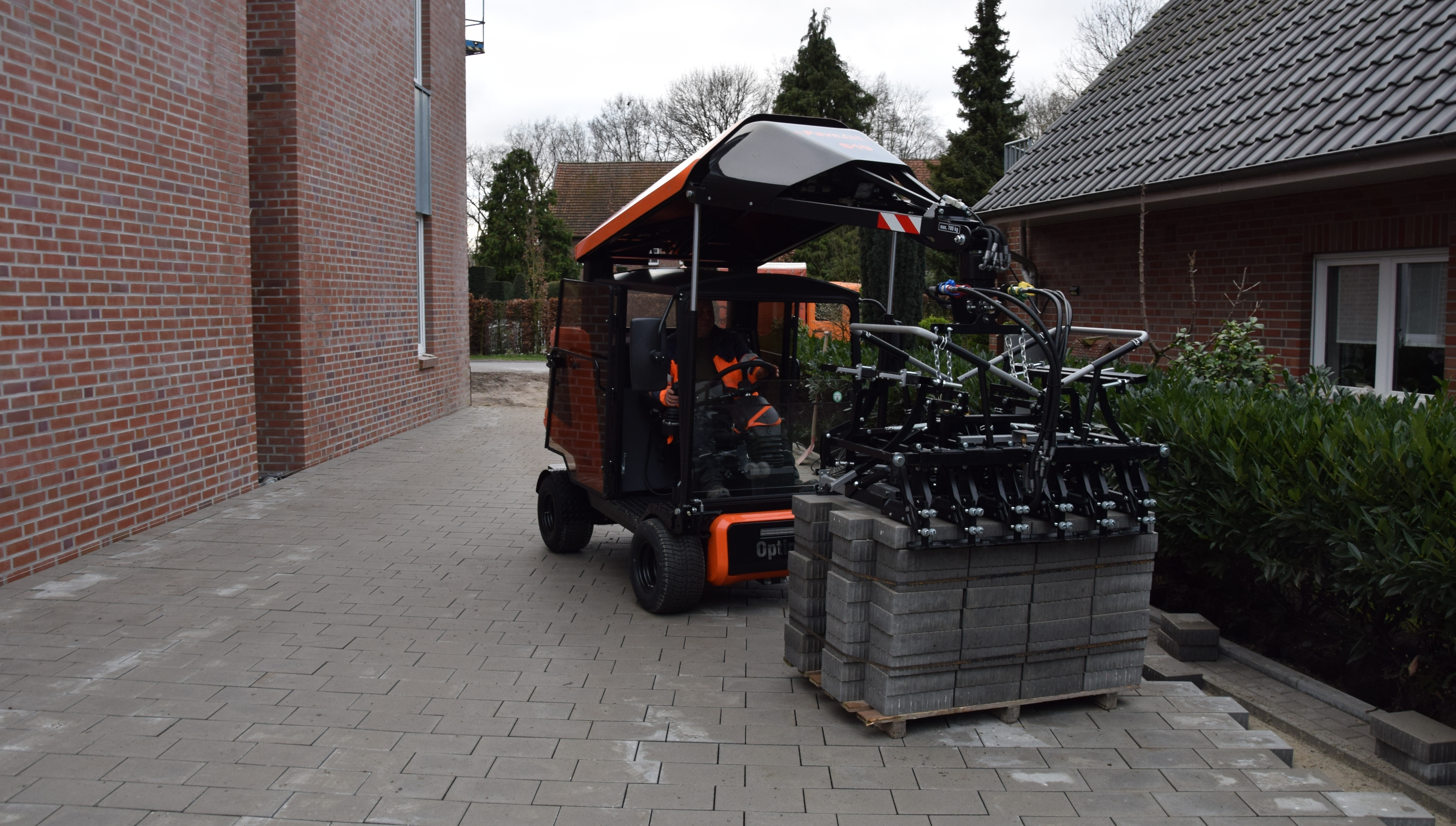 Optimas Paver-Clamp Multi6 M / ME (Paver Laying machine) on the stone package