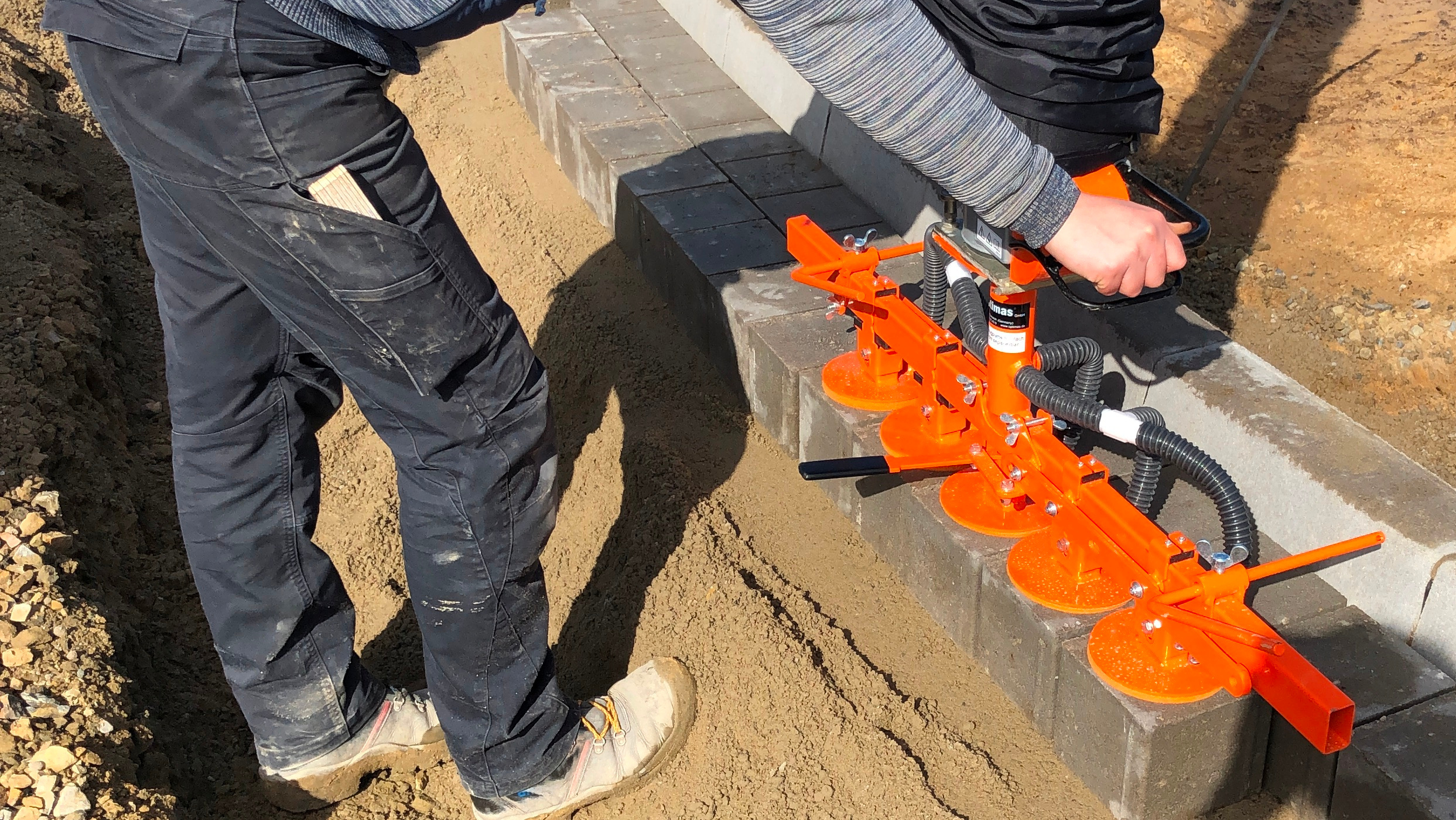 Optimas Vacu-Pallet-Mobil mit separierbarer Ansaugplatte: Rinnensteine setzen