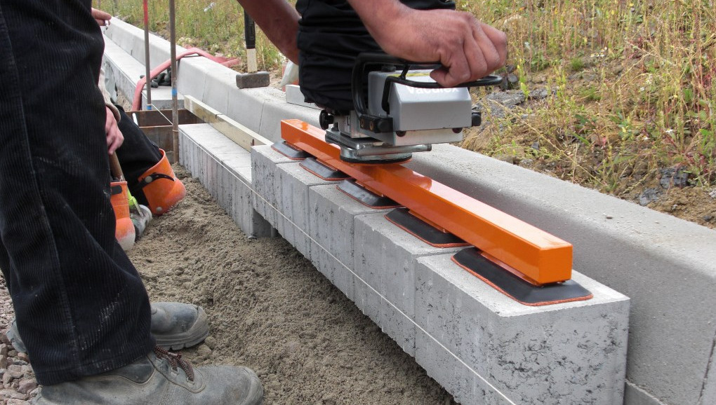 Optimas Vacu-Pallet-Mobil - placing gutter stones