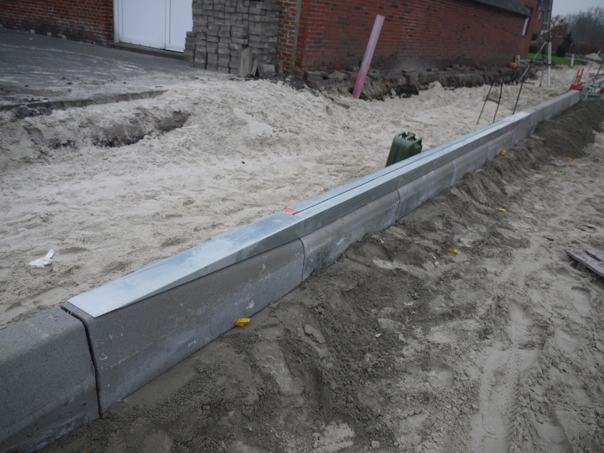 Système de nivellement de béton avec chariot guide