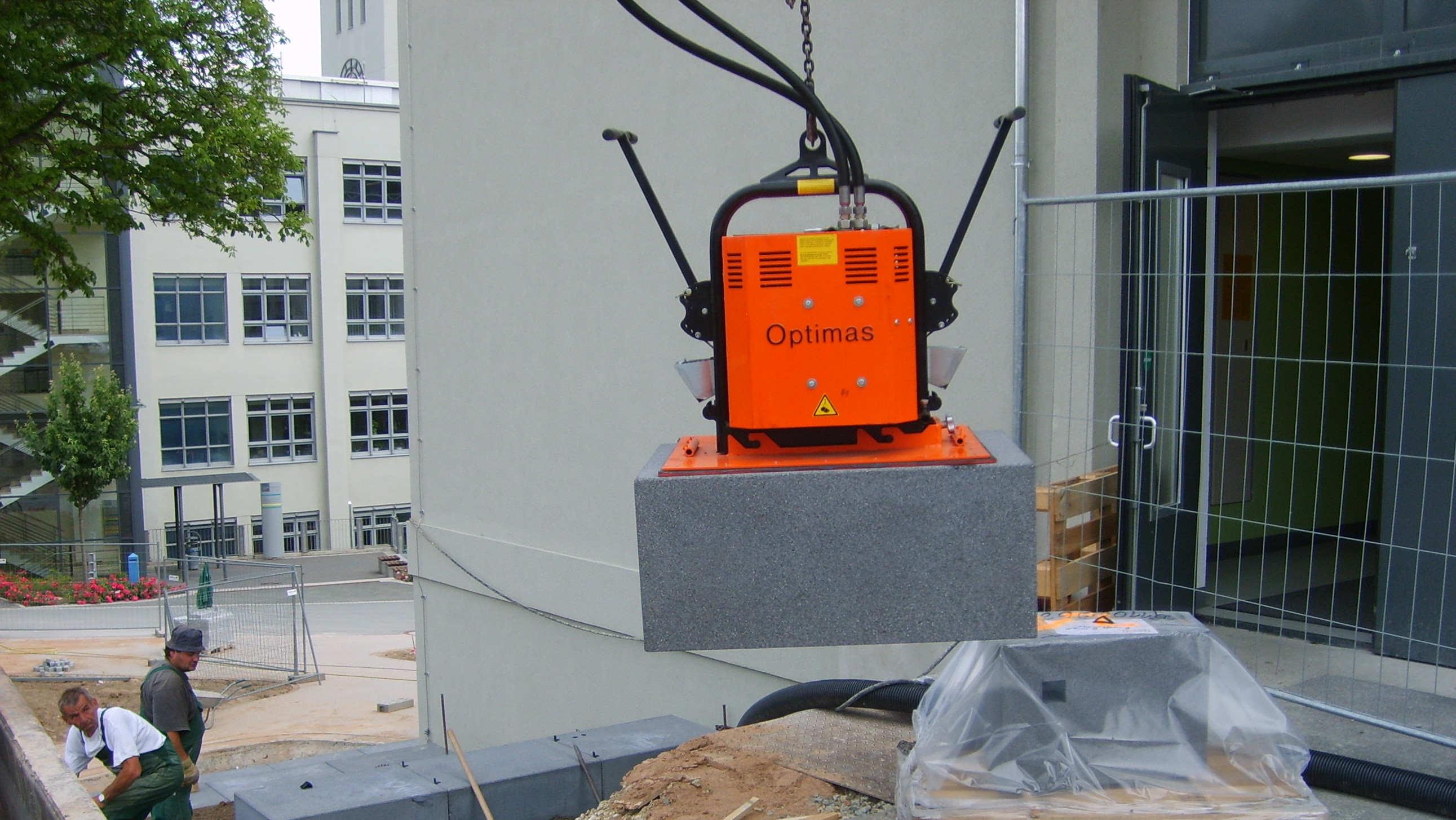 Optimas Vacu-Magnet 500 / 1500 P/H: placing heavy weight concrete and natural stone elements by Optimas vacuum technology.
