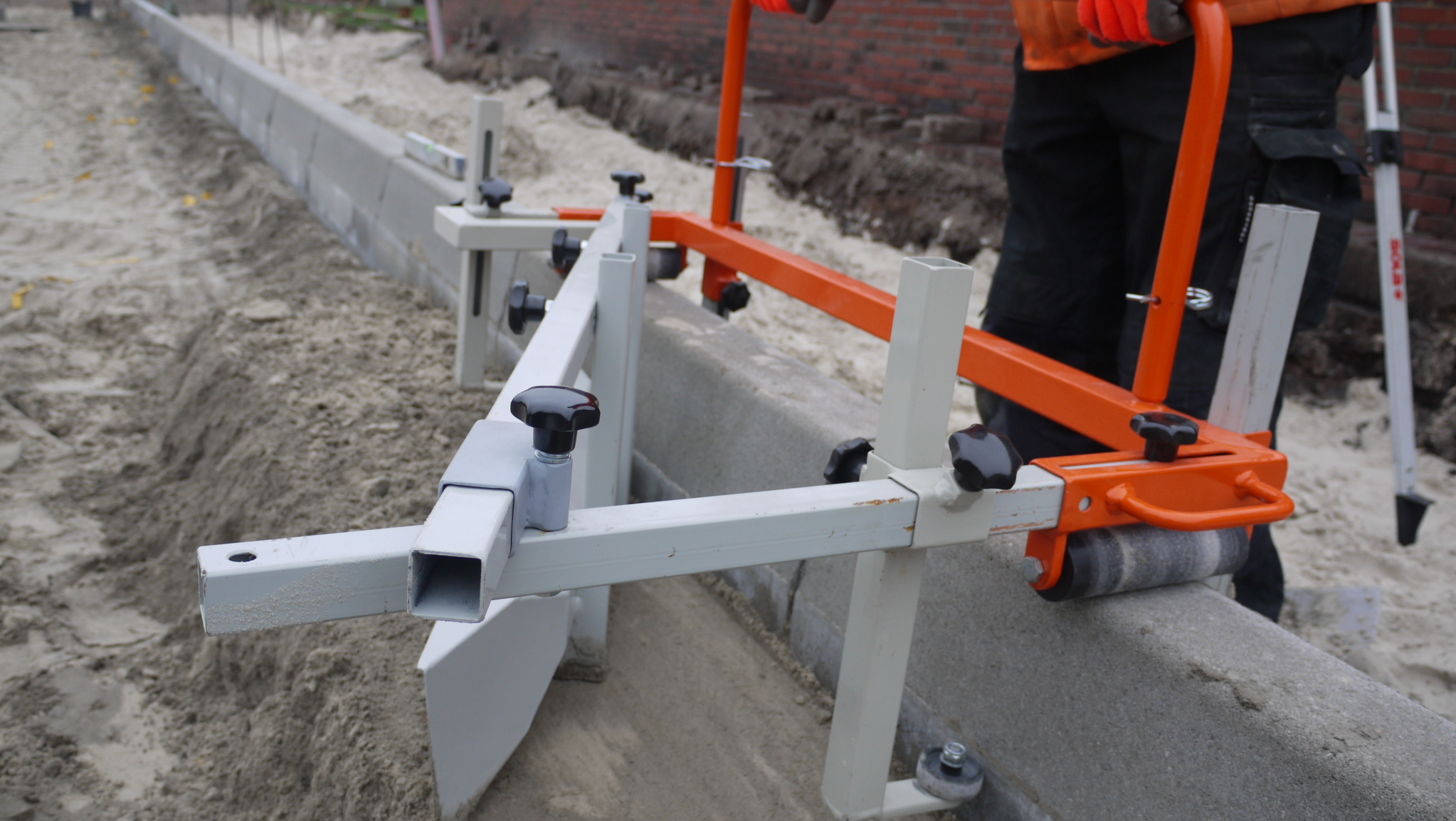 Système de nivellement de béton avec chariot guide