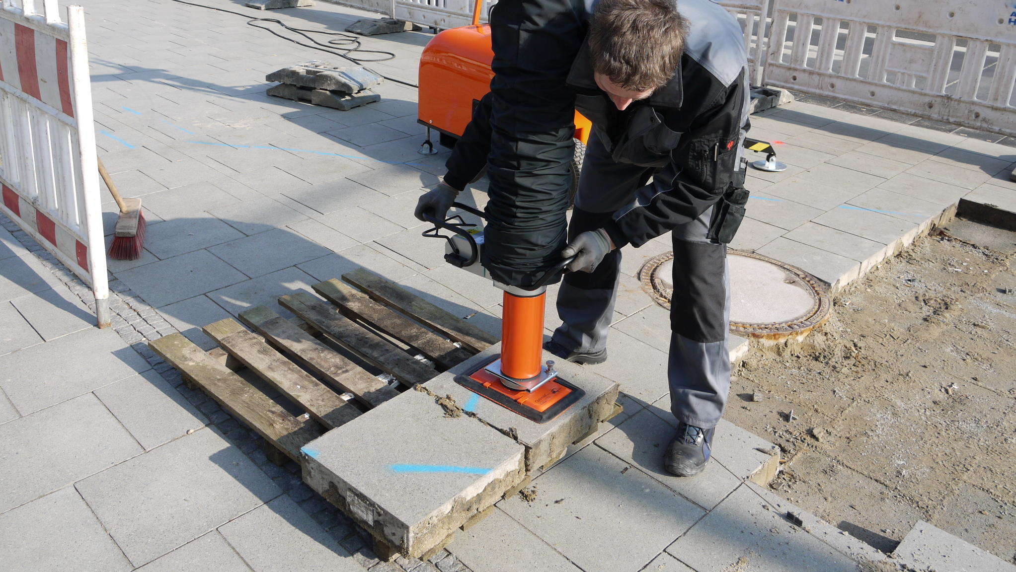 Optimas Vacu-Mobil E: placing paving slabs