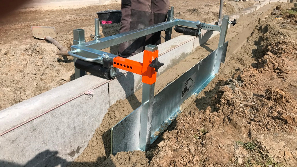 Haunching device incl. sliding frame