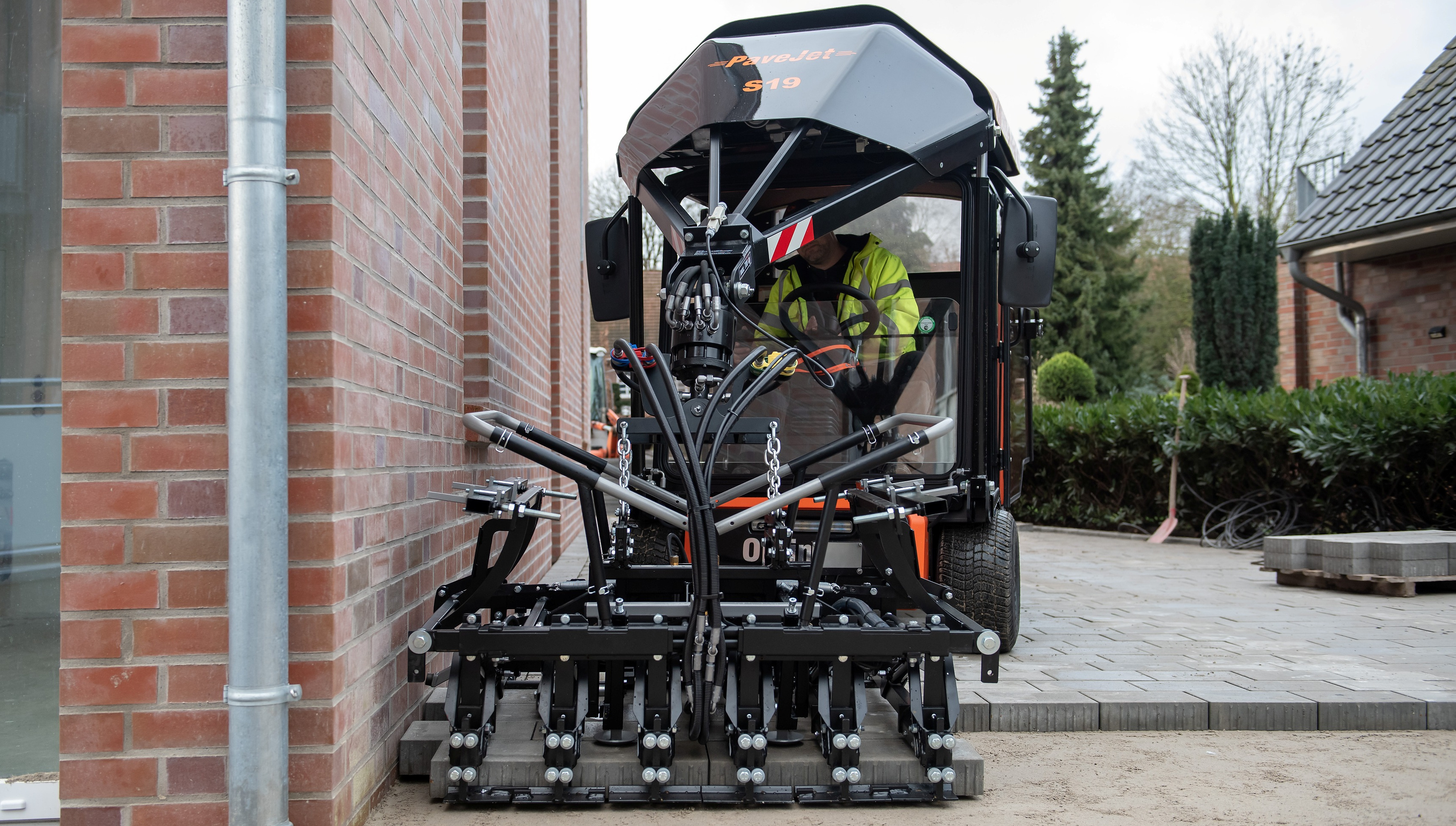 Optimas Paver-Clamp Multi6 M / ME (Paver Laying machine) - Paving stones can be placed right up to sidewalls.