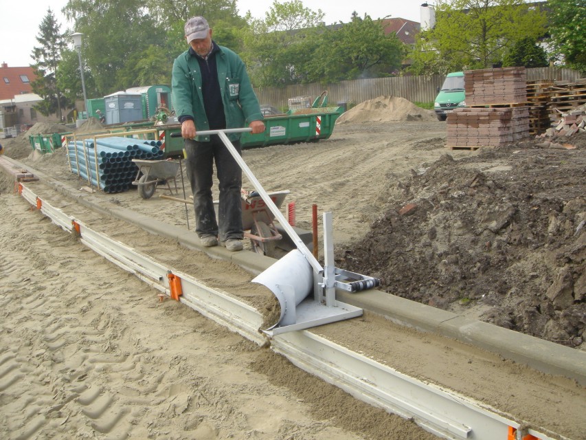 Gutter channel screeding device