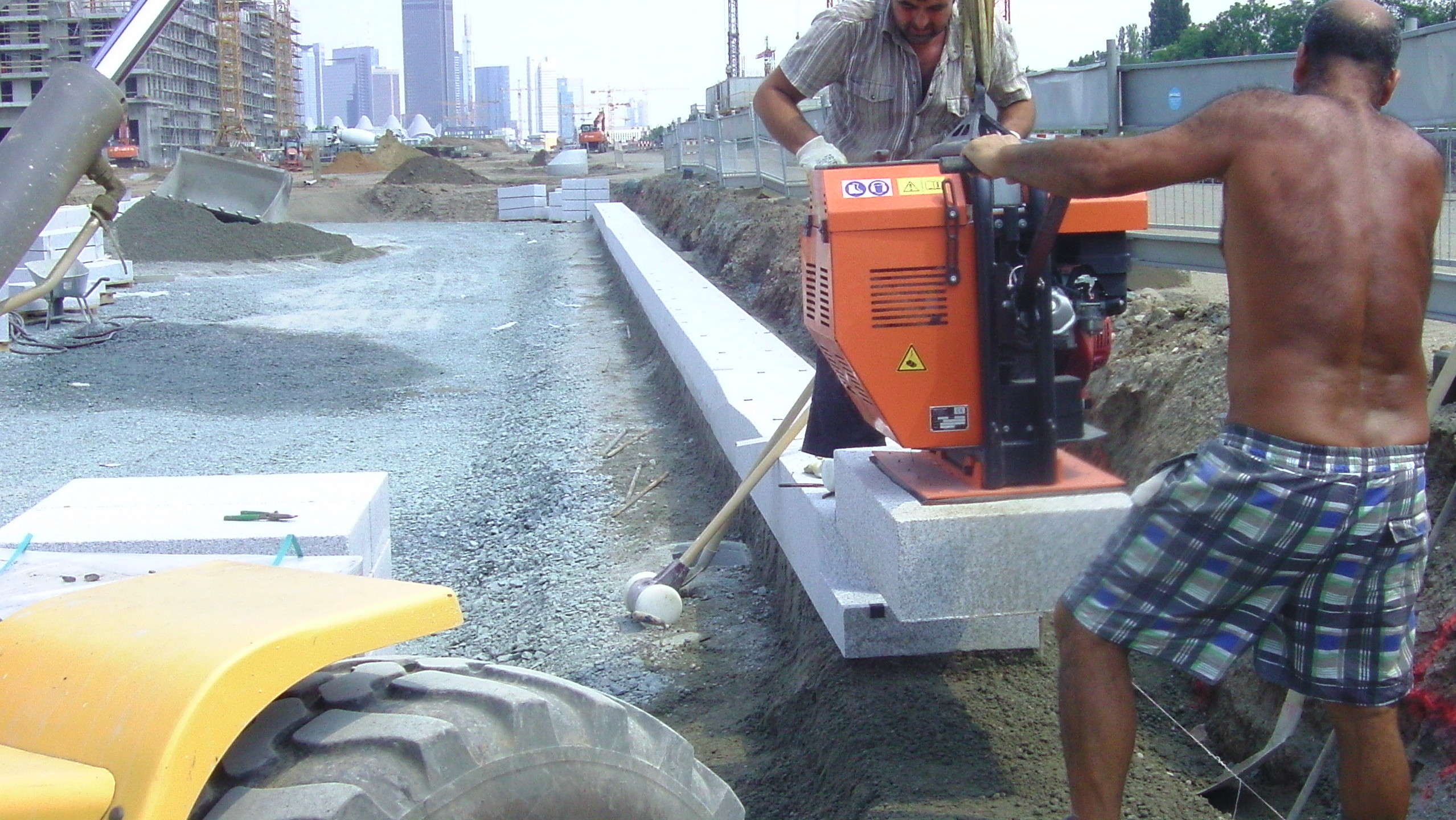 Optimas Vacu-Magnet 1500 P/H: placing heavy weight concrete and natural stone elements by Optimas vacuum technology.