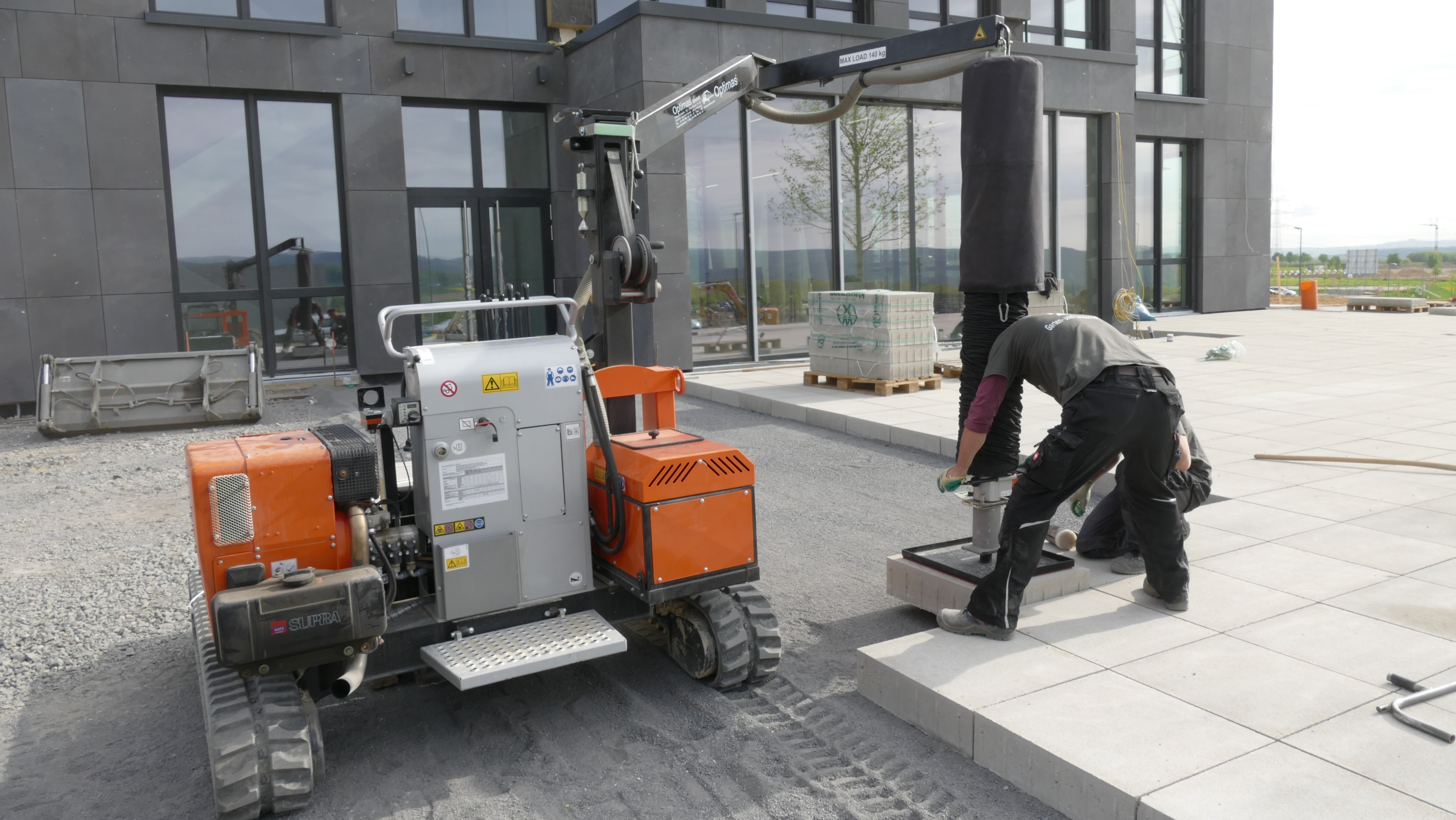 Optimas Vacu-Pallet-Mobil - laying large pavers