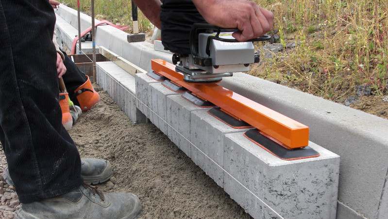 Setting gutter stones with the Optimas Vacu-Lift.