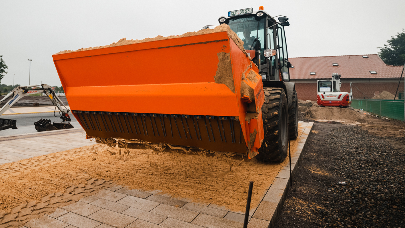 Spreading shovel