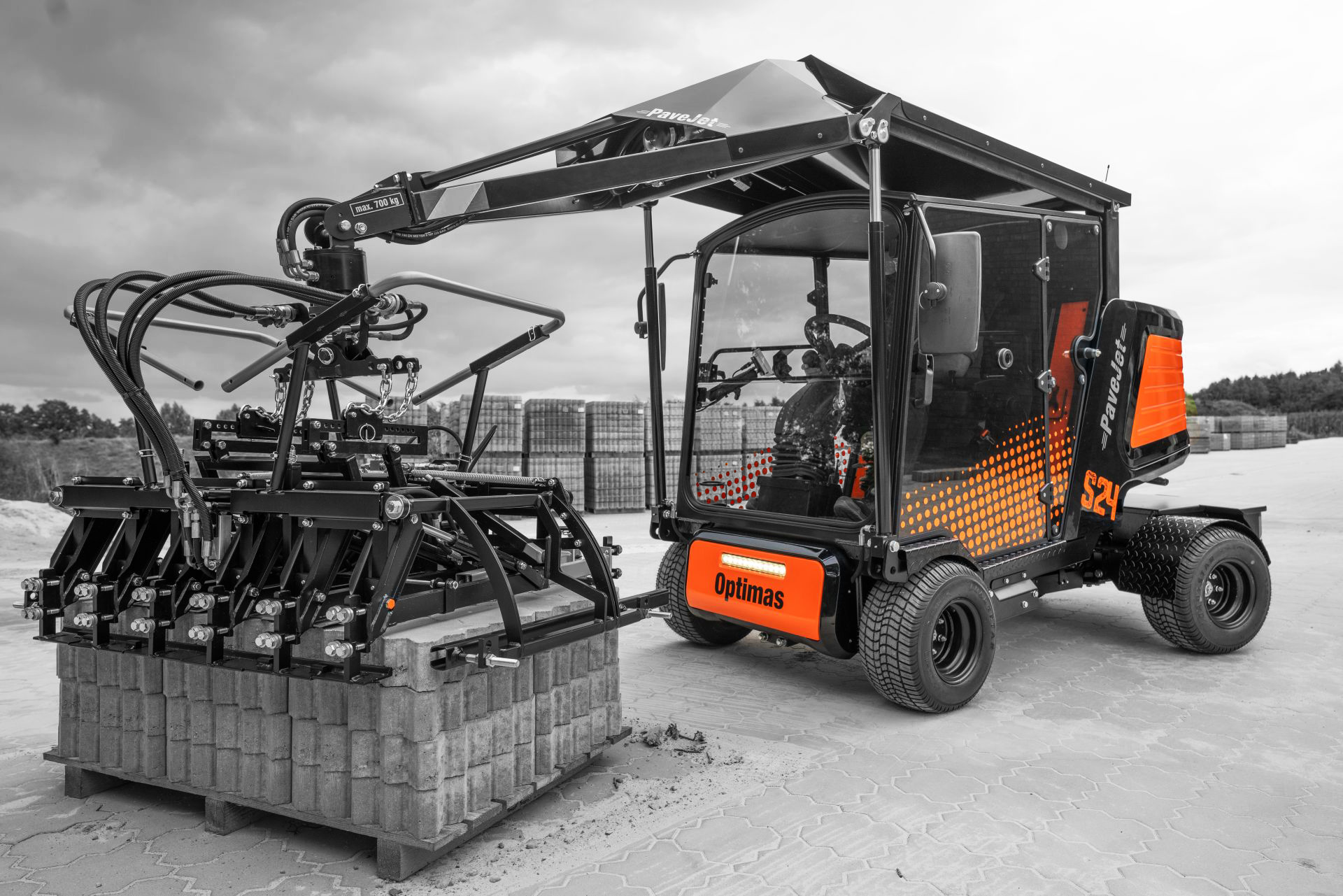 A compact agricultural machine with a robotic arm, designed for efficient soil cultivation – Optimas.