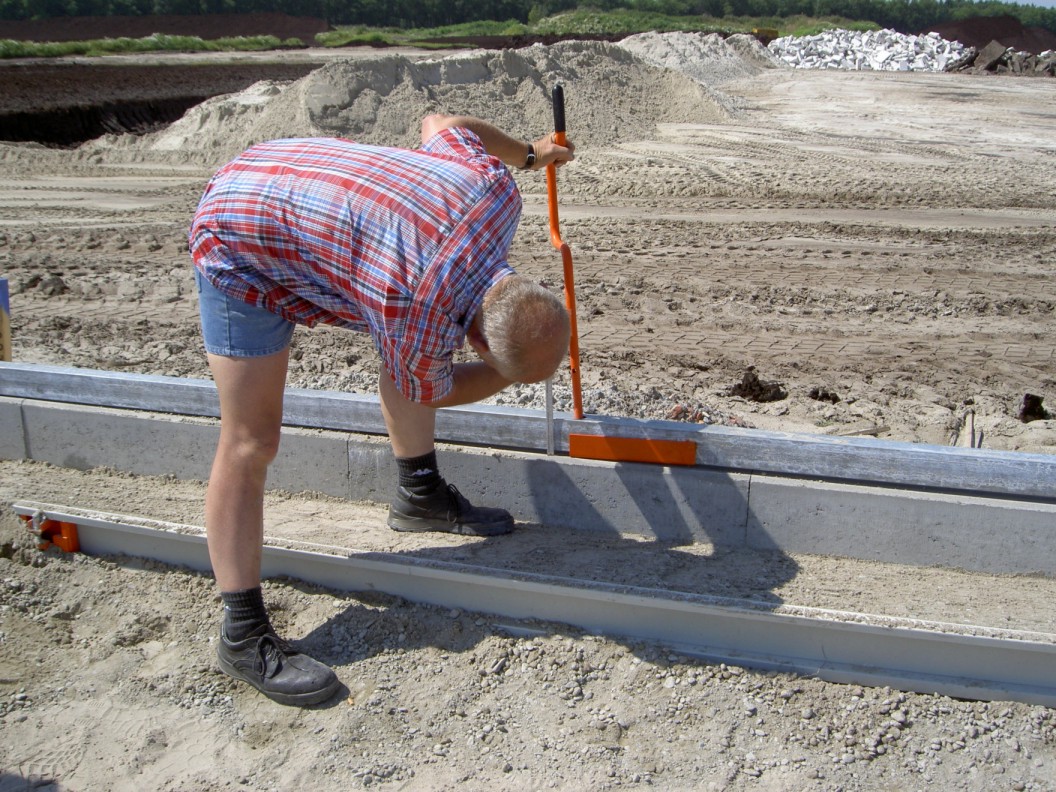 Crank for rail concrete backrest system