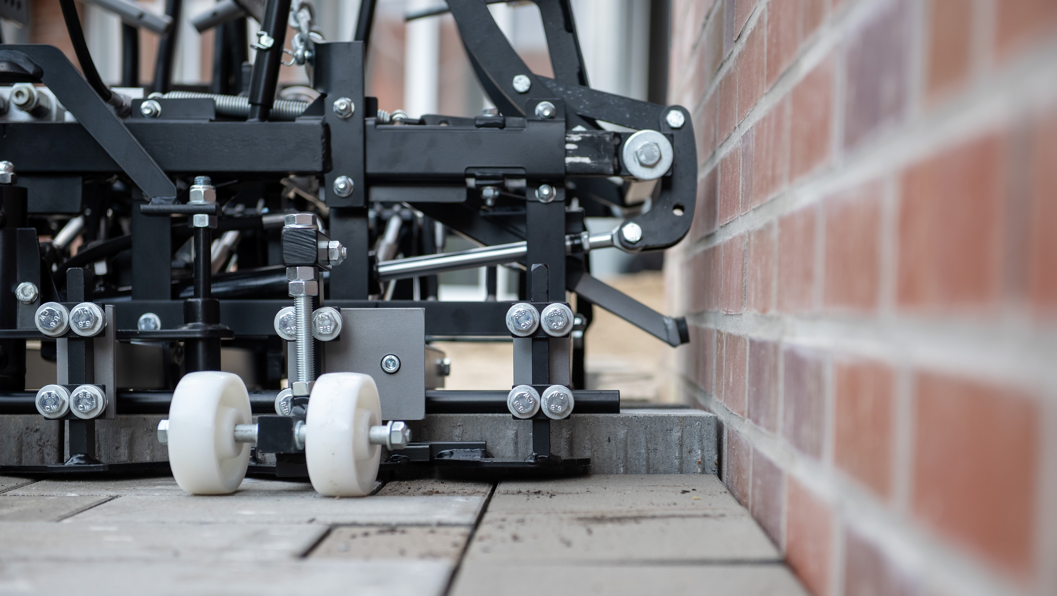 Optimas Paver-Clamp Multi6 M / ME (Paver Laying machine) - Paving stones can be placed right up to sidewalls.
