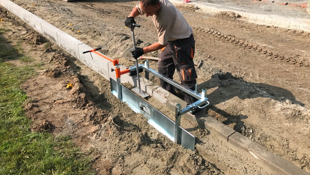 Haunching device incl. sliding frame