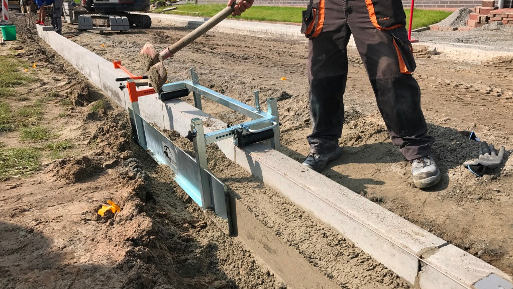 Haunching device incl. sliding frame