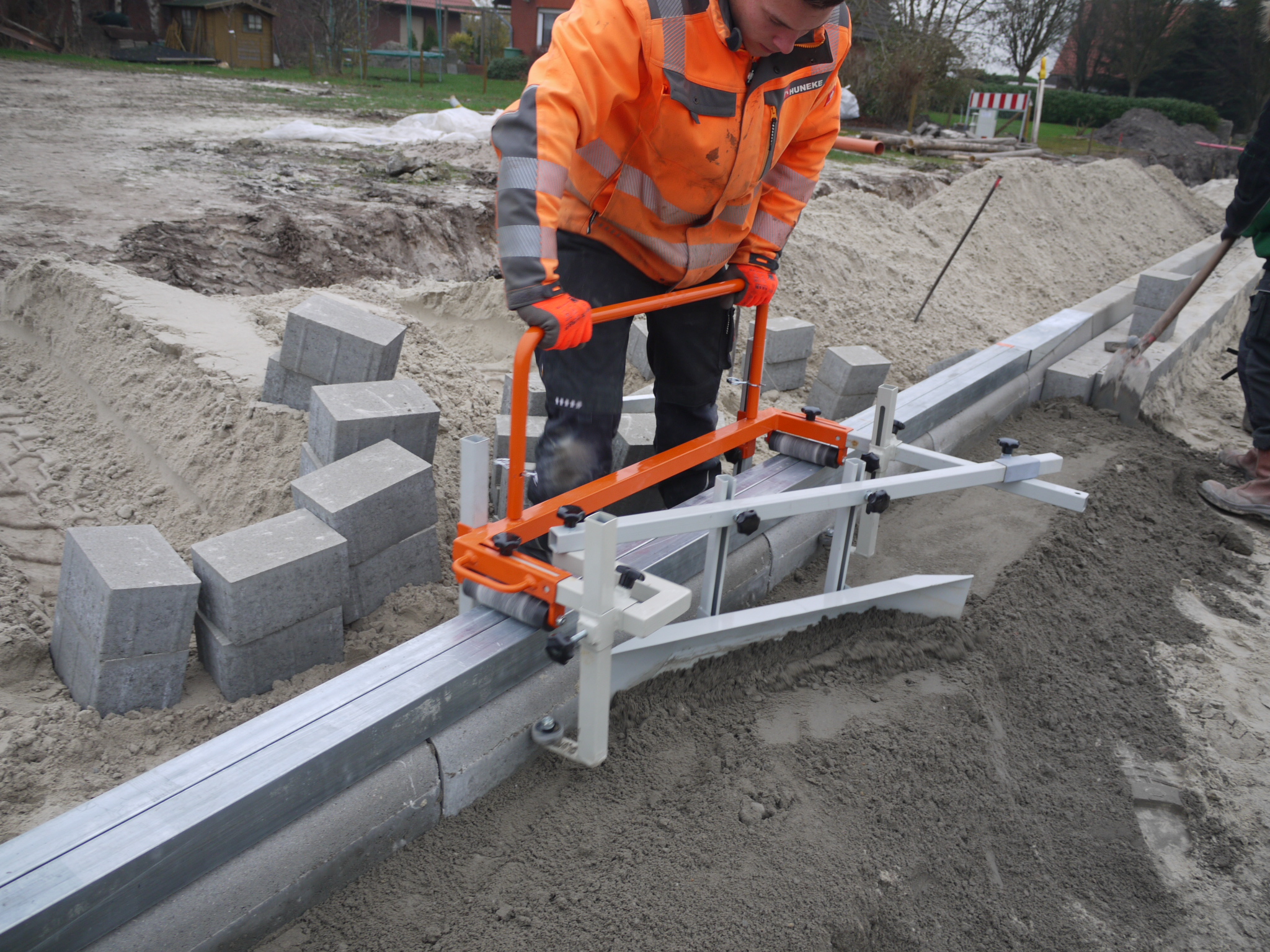 Système de nivellement de béton avec chariot guide