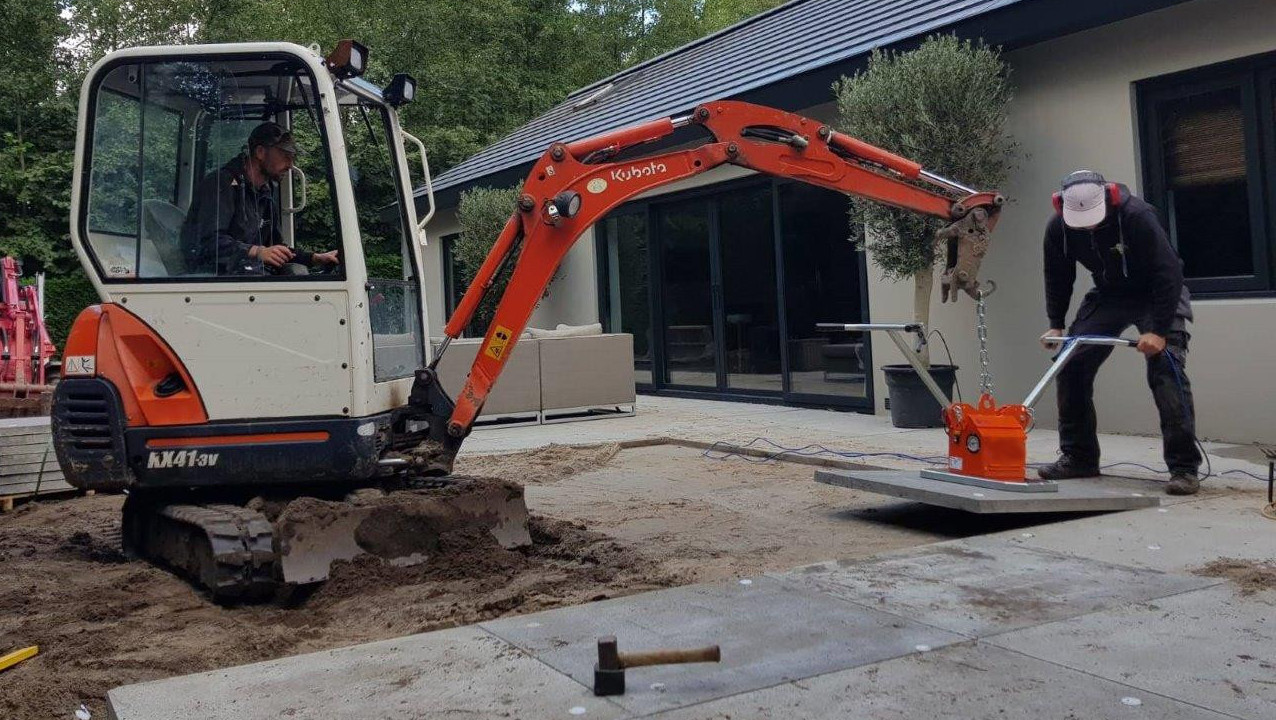 Optimas Vacuum Device SV 200 E to mini excavator - placing large concrete slabs