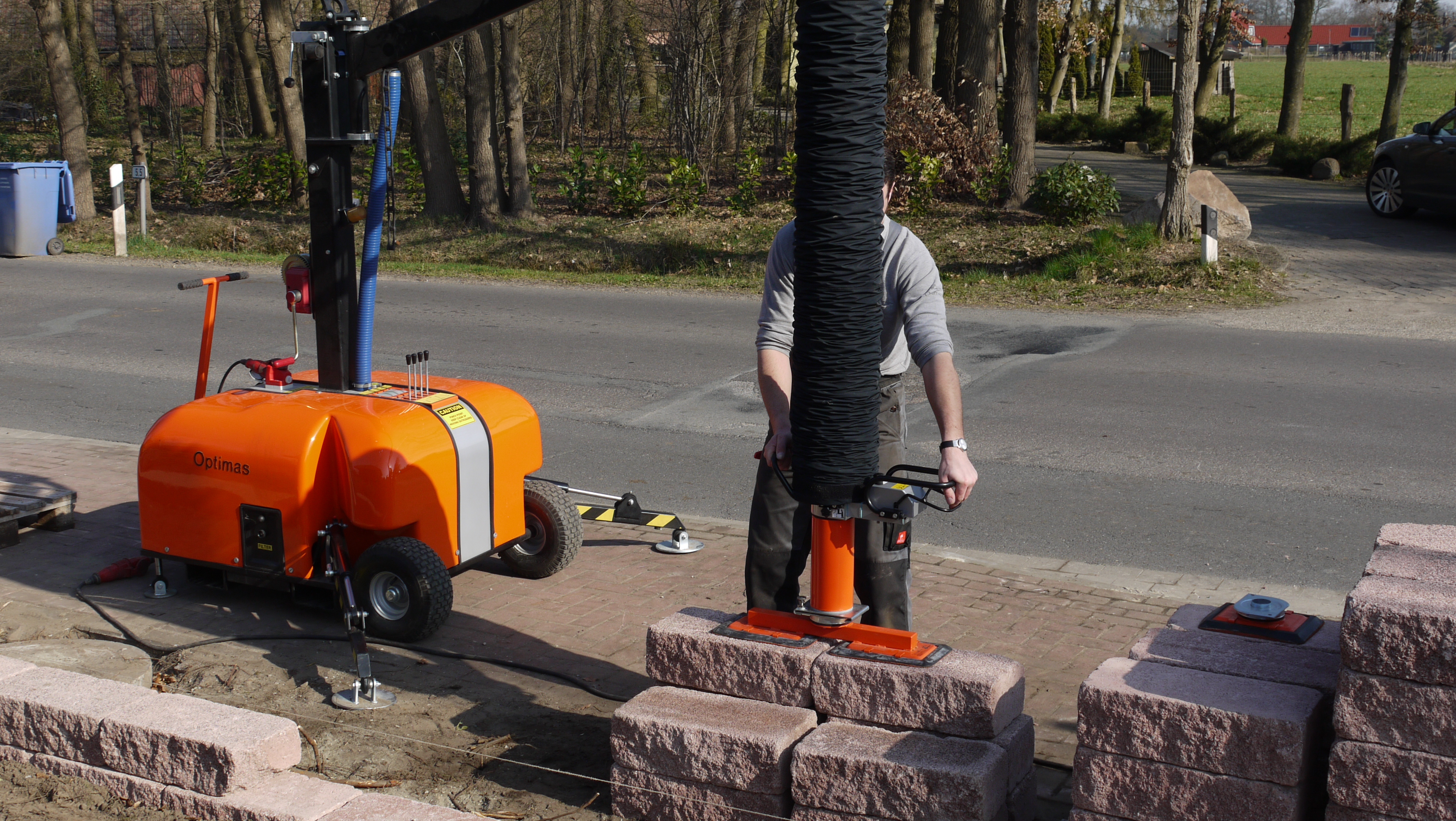 Optimas Vacu-Mobil E: placing wall stones