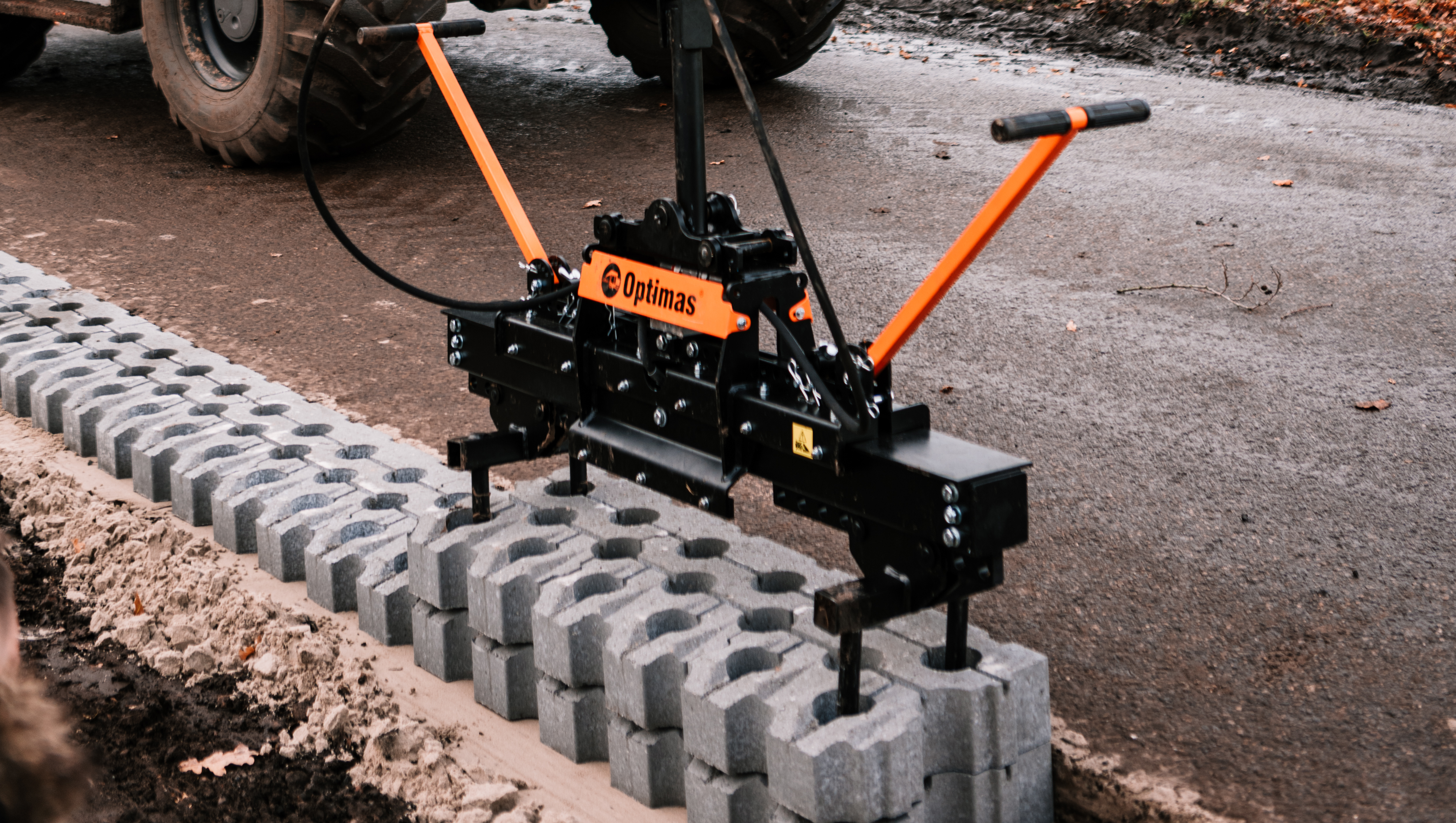Optimas Stone-Clamp Multiflex - laying 2 layers of lawn grids