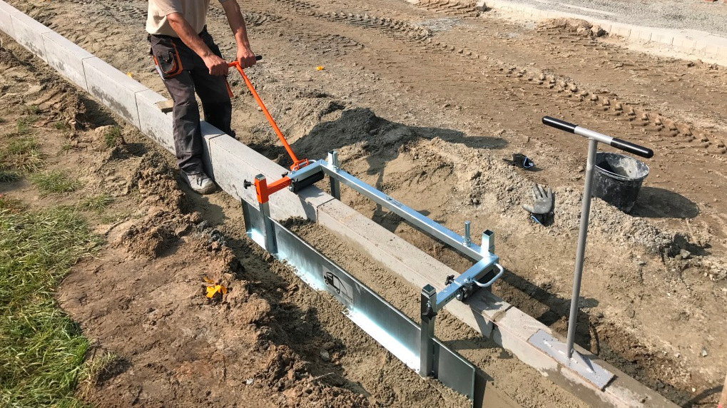 Haunching device incl. sliding frame