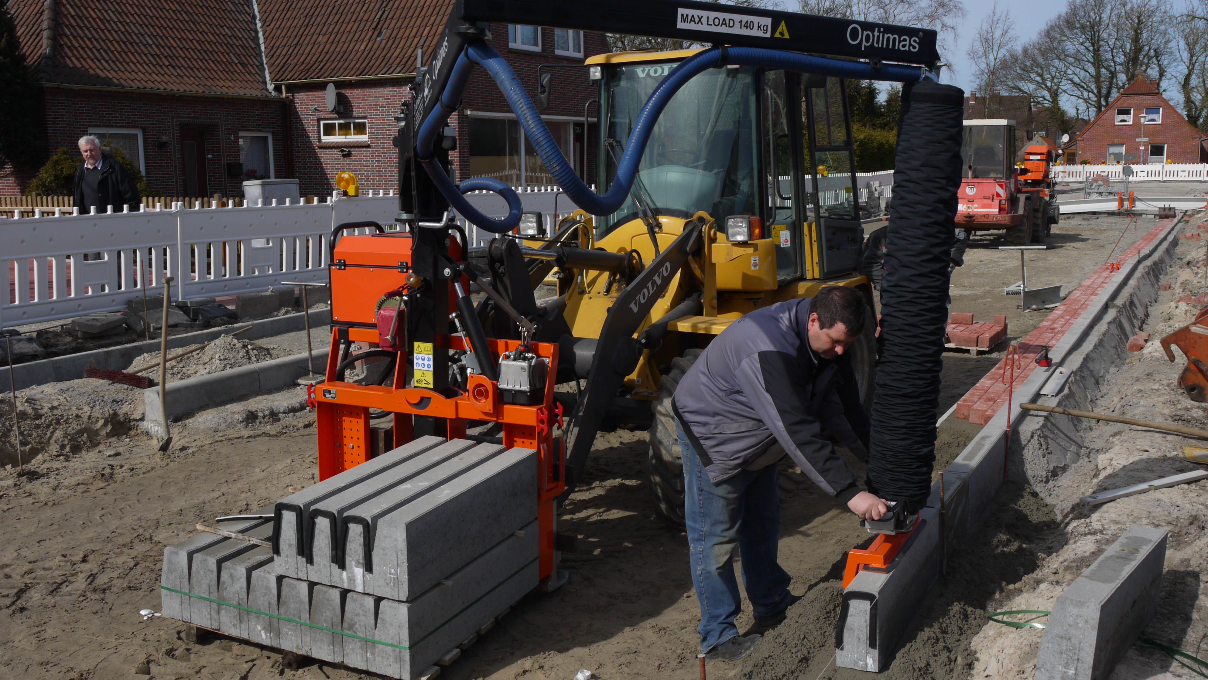 Working in conjunction with a wheel loader, the Optimas Vacu-Lift performs pallet transport and weightless, exact and economical paver laying for concrete and natural stone elements of up to 140 kg in weight, using the integrated vacuum hose lifting equip