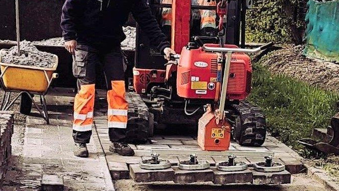 Optimas Vacuum Device SV 200 E - Various suction pads for different sizes and weights of slabs are available and can be exchanged easily.