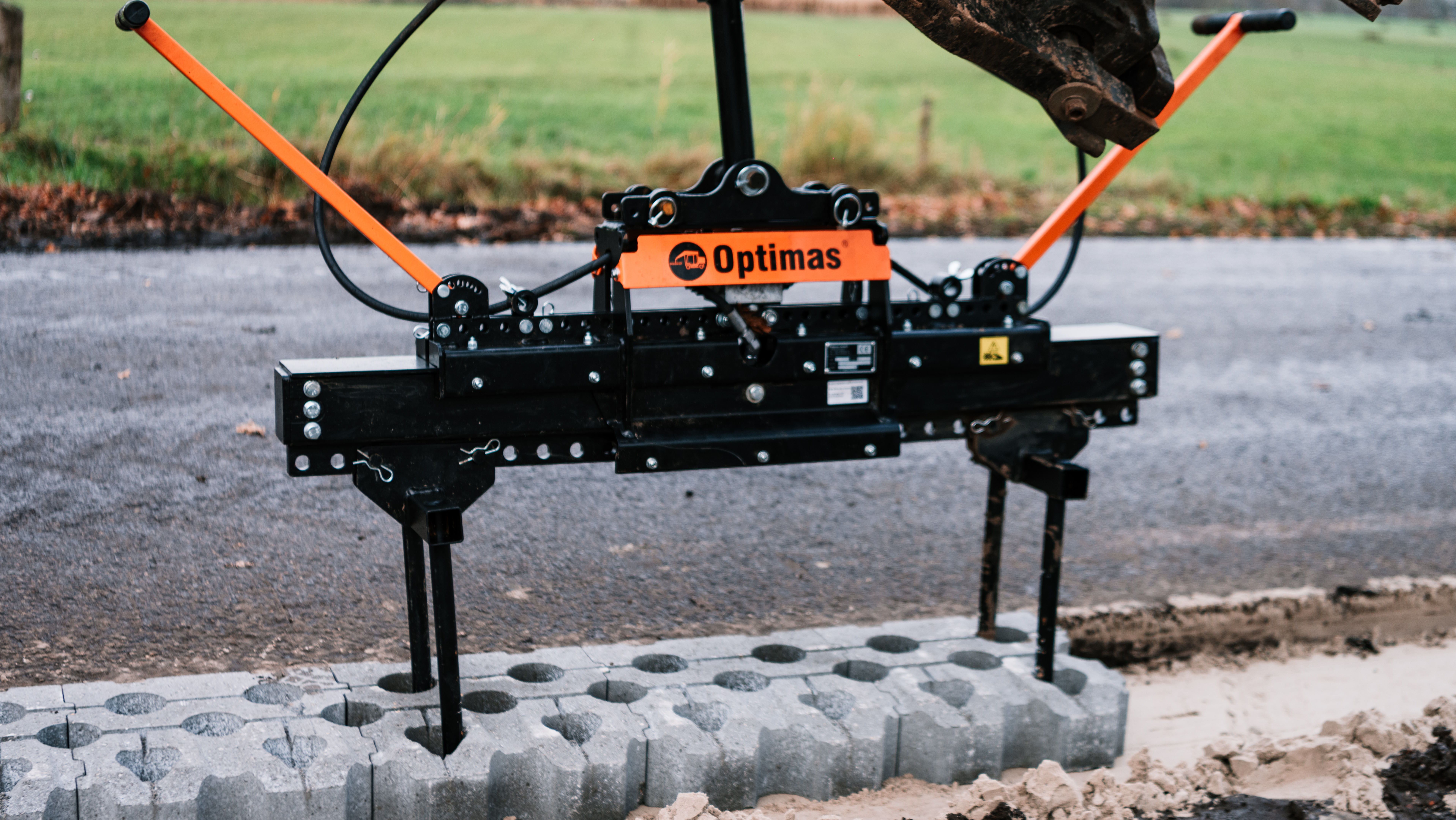 Optimas Stone-Clamp Multiflex - laying 1 layer of lawn grids