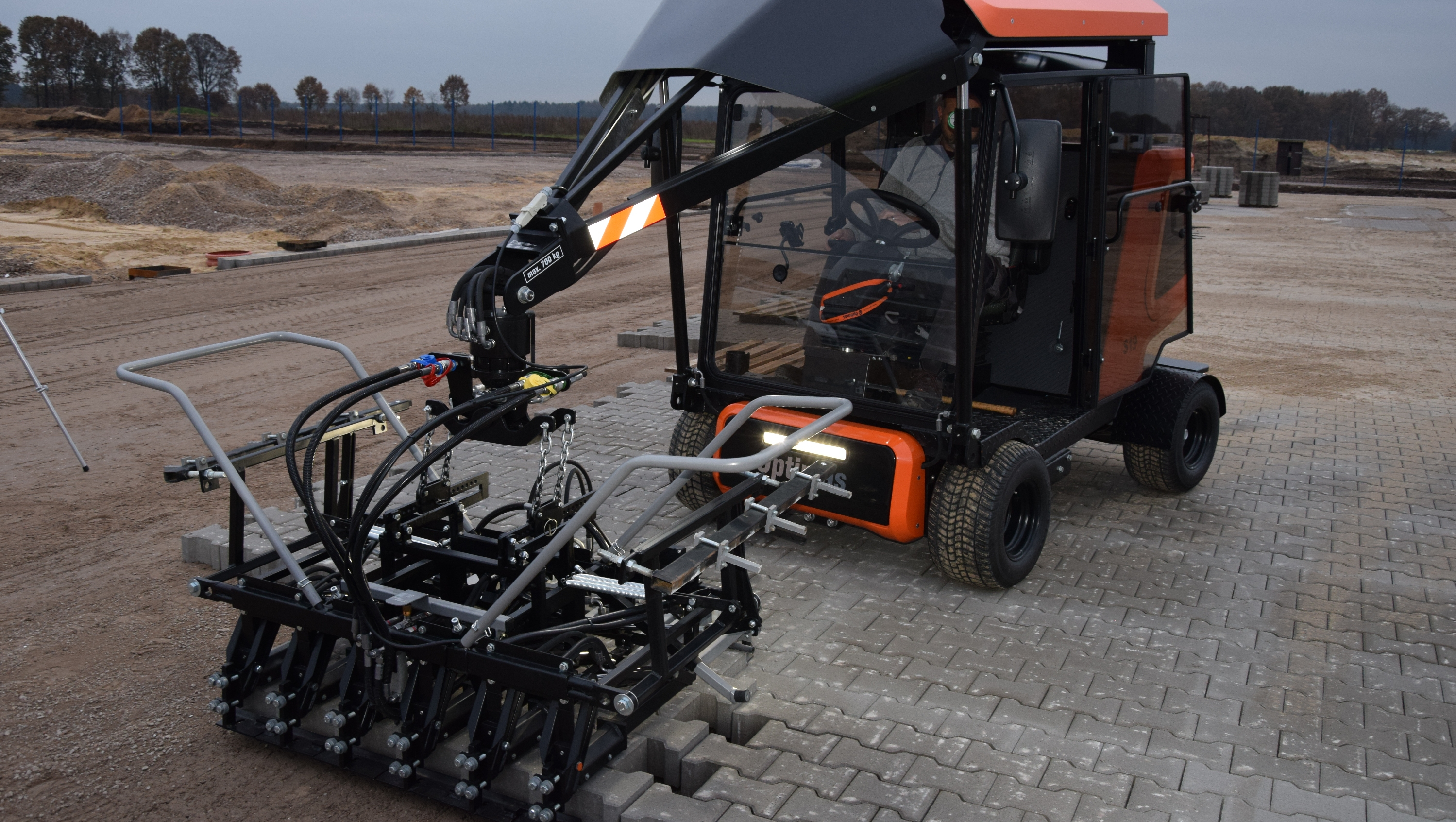Optimas Paver-Clamp Multi6 M / ME (Paver Laying machine) lays stones in the paving bed.