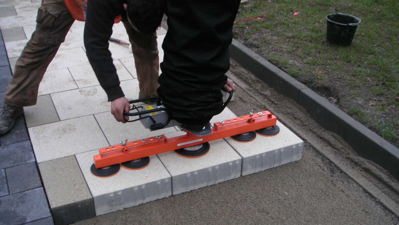 Optimas Vacu-Lift : pose de grands pavés avec une plaque multi-aspiration.