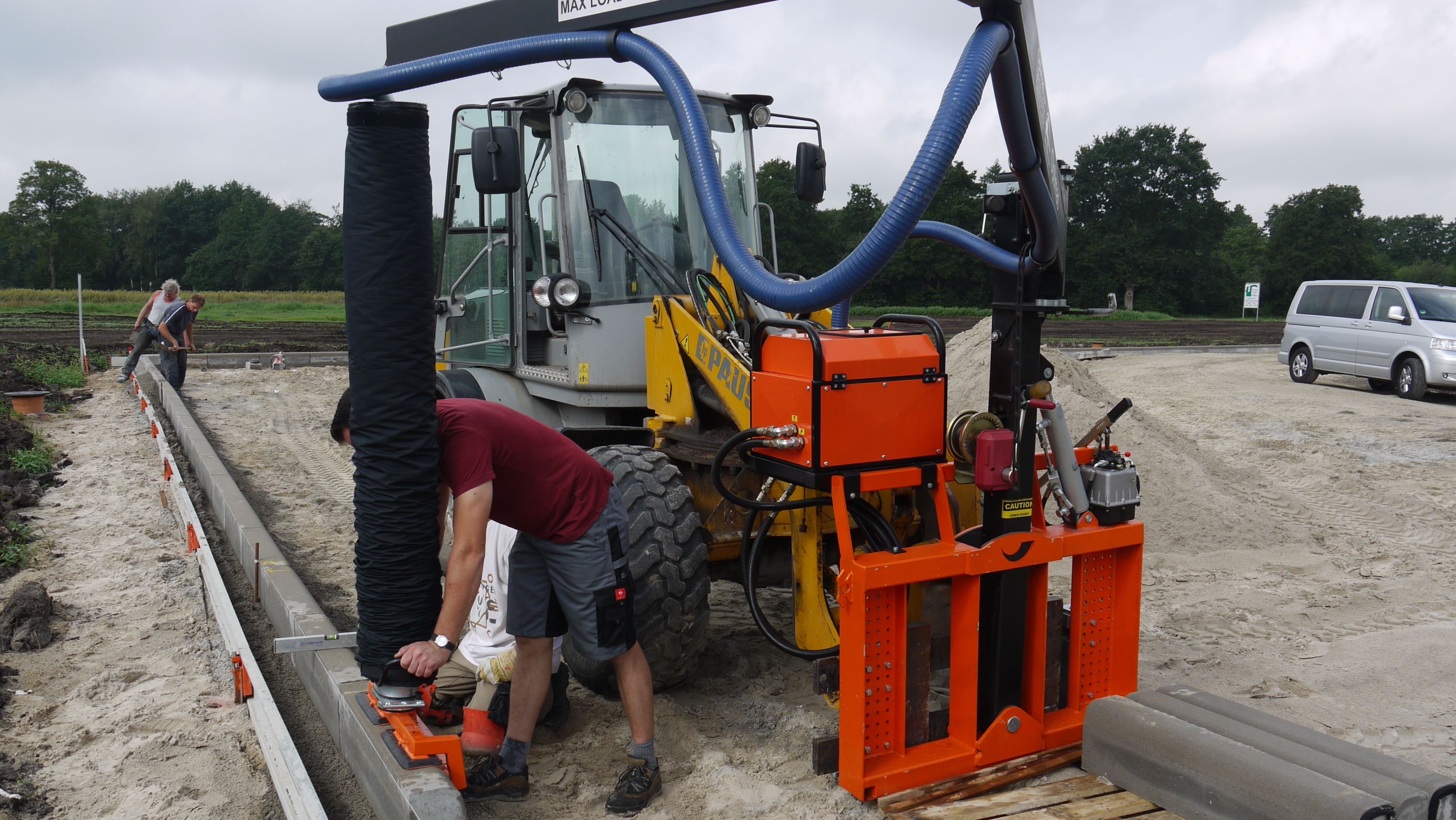 Placing kerbs easily with the Optimas Vacu-Lift. 