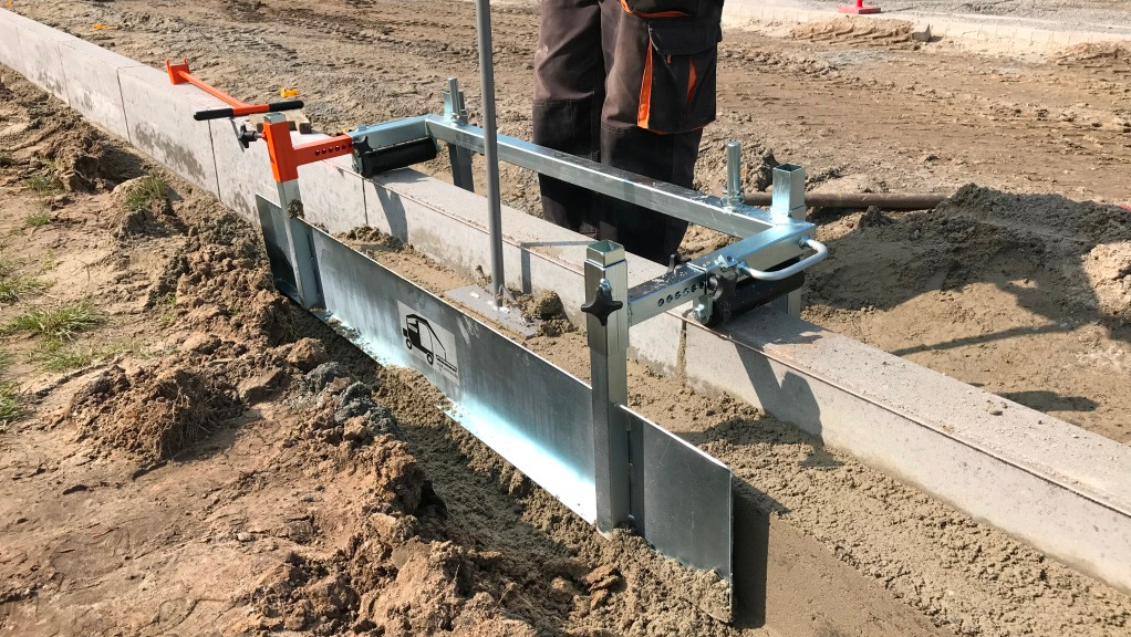 Haunching device incl. sliding frame