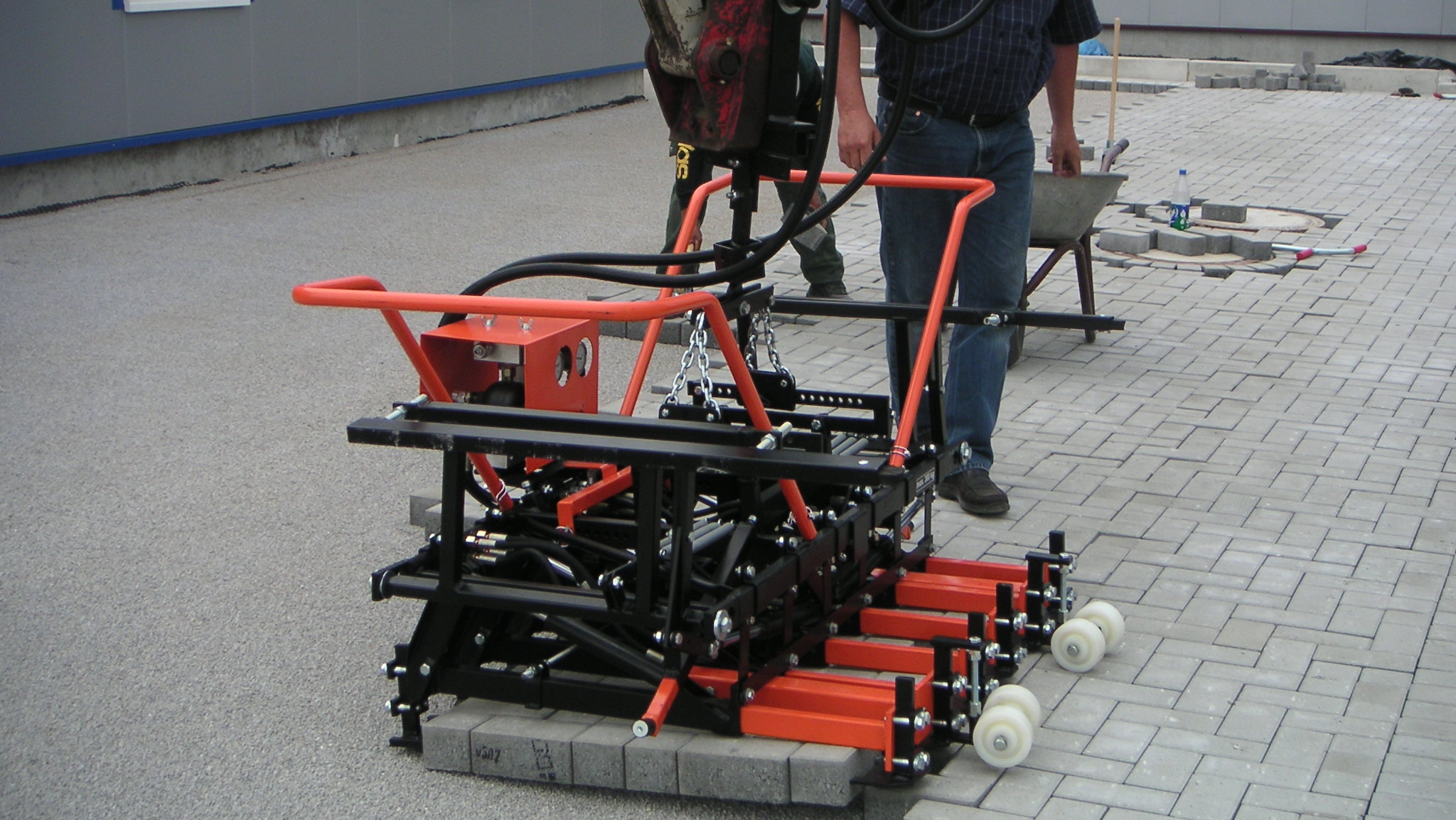 Paver-Clamp Multi6 M for various carrier - one hydraulic circuits - laying down paving stones