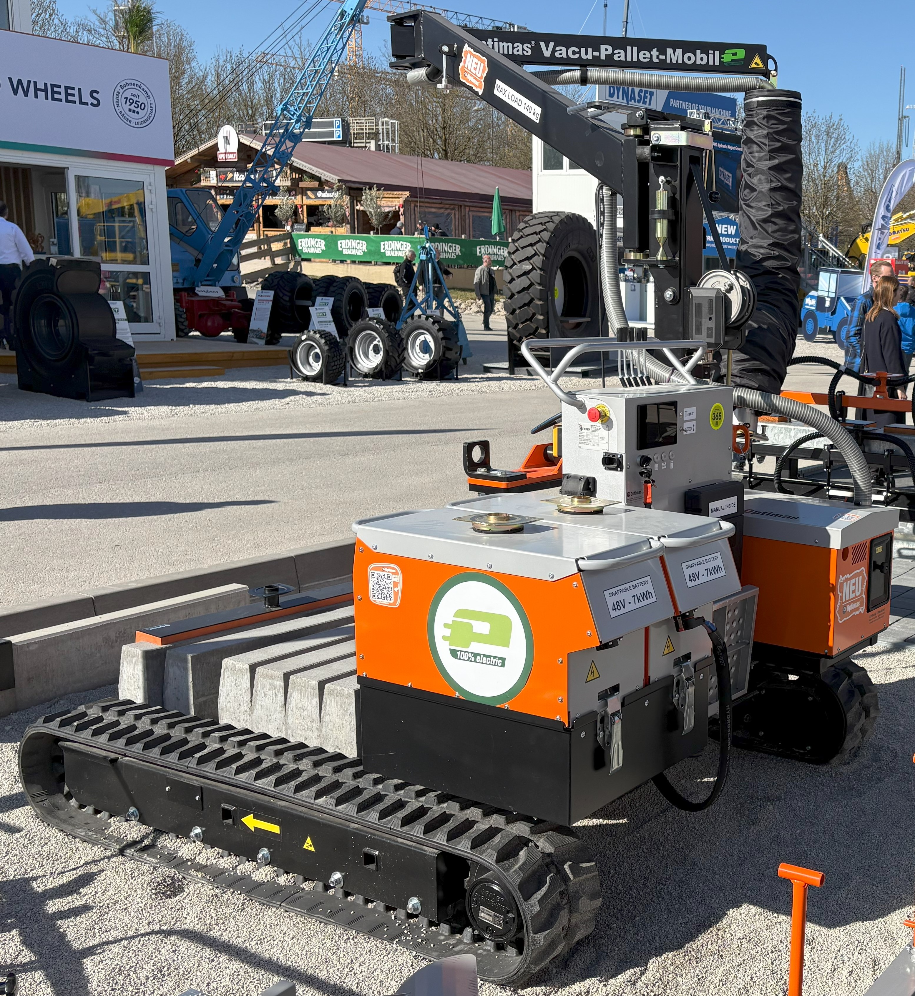 Das Bild zeigt ein Optimas Vacu-Pallet-Mobile, eine kompakte, elektrisch angetriebene Maschine mit Schienensystem und Hubarm, ideal für den Bau – Optimas.