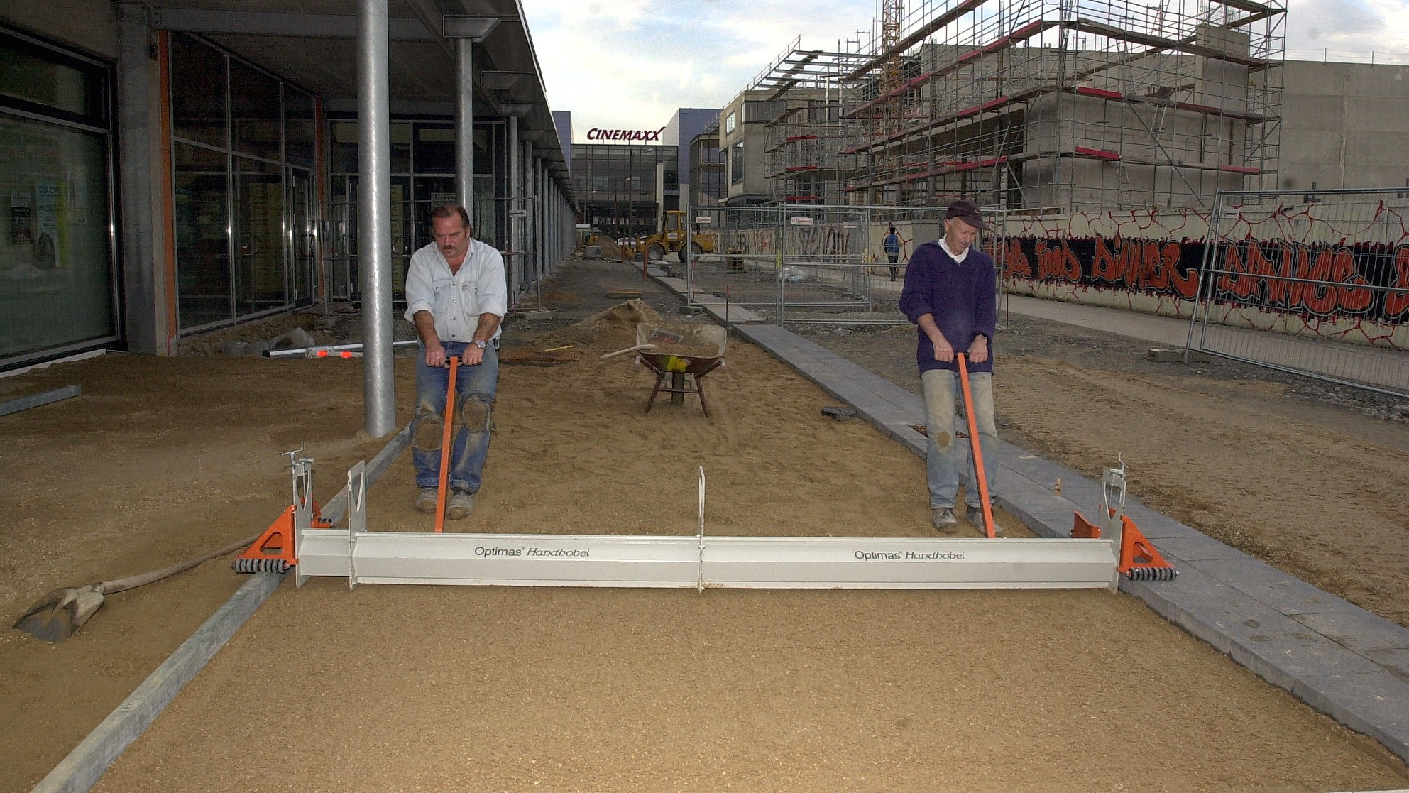 Optimas Lame de nivellement manuelle: Largeur de travail réglable en continu de 0,25 à 5,20 m de par sa construction modulaire