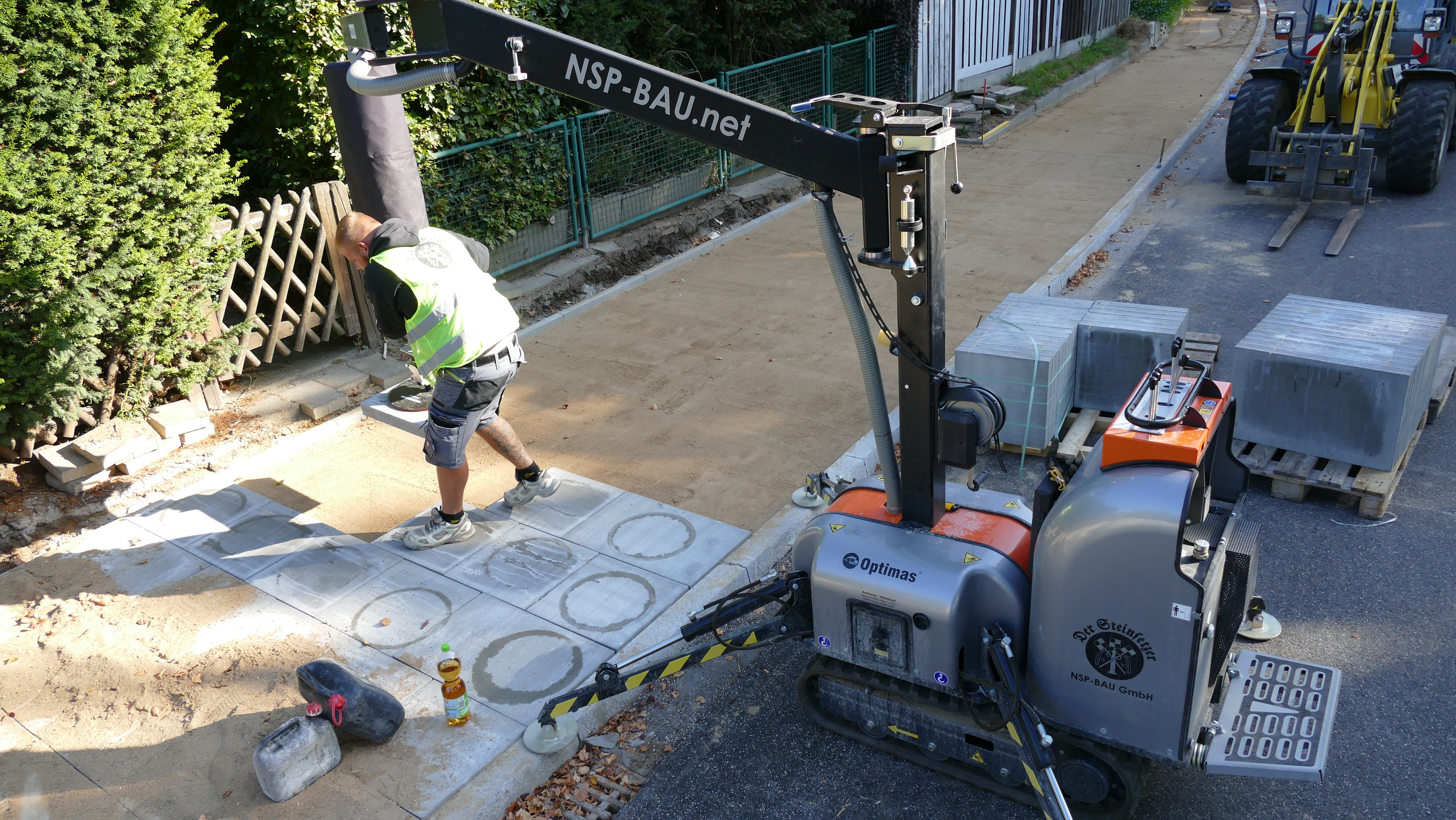 Optimas Vacu-Mobil-Allrounder: placing paving slabs