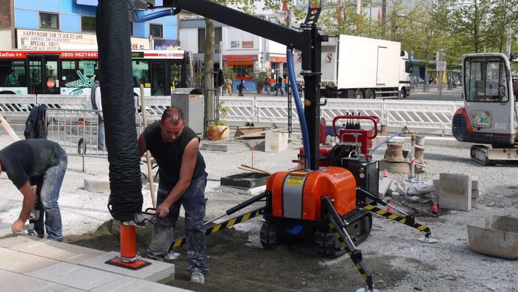 Optimas Vacu-Mobil-Allrounder: placing heavy concrete slabs