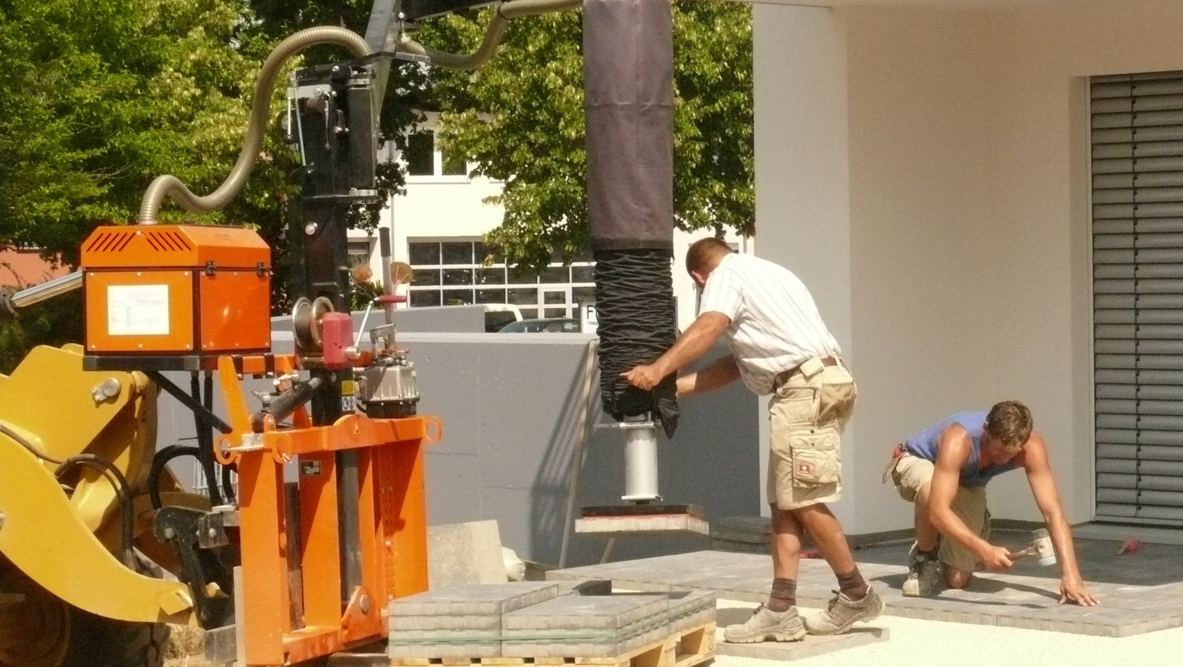 Simply and easily placing slabs with the Optimas Vacu-Lift.