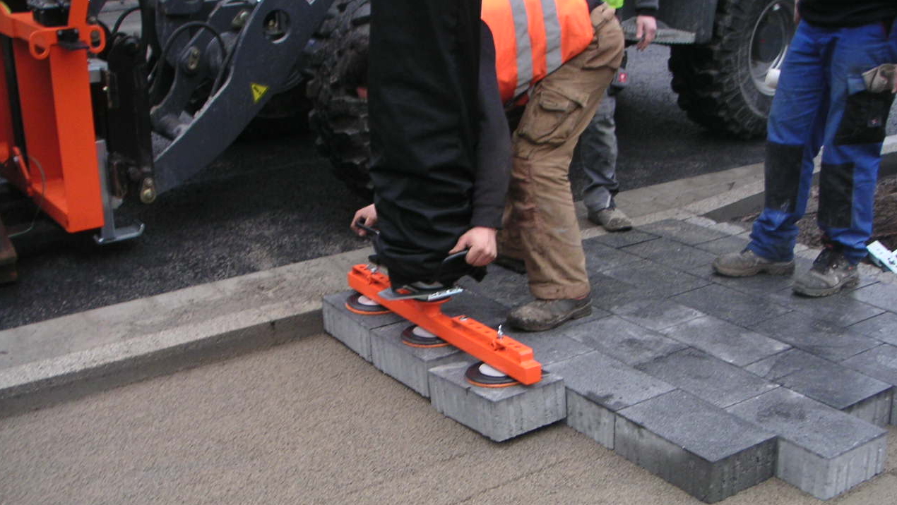 Optimas Vacu-Lift: laying paving stones with a multi-suction plate.