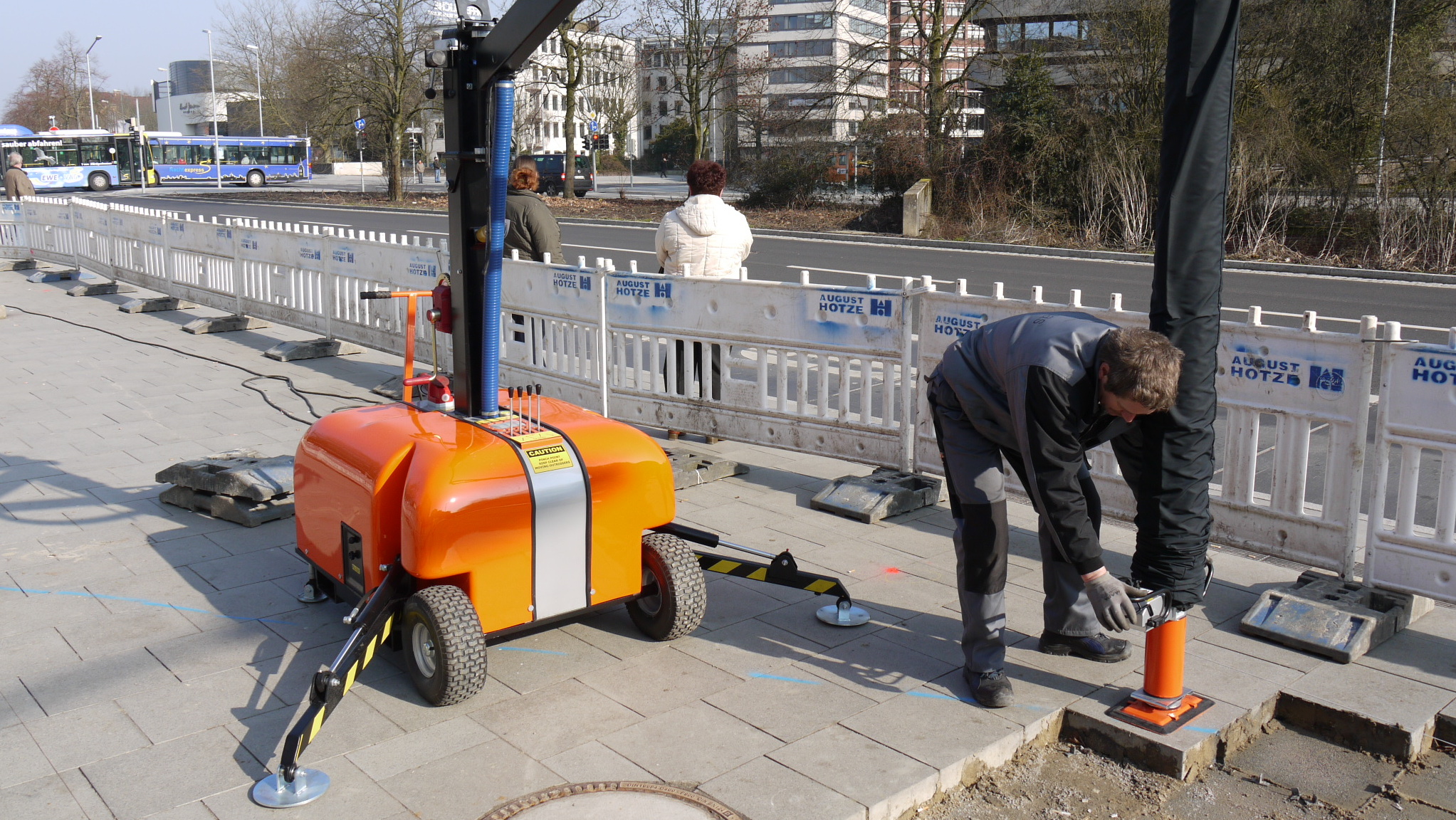Optimas Vacu-Mobil E: placing paving slabs